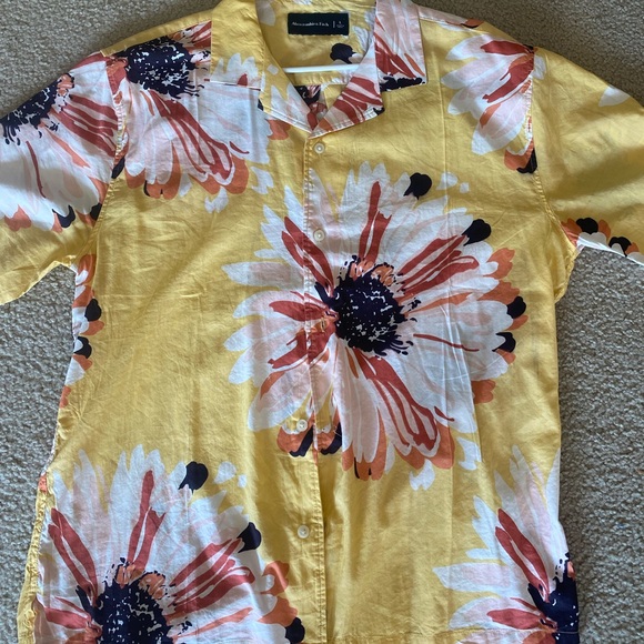 Men’s Abercrombie and Fitch Yellow Floral shirt - Picture 2 of 4